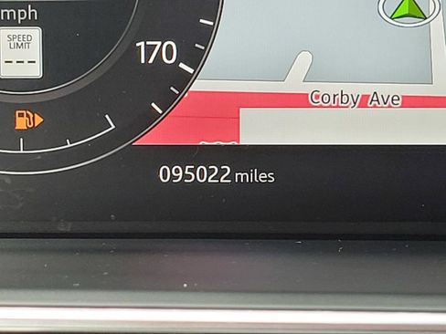 Used 2020 Land Rover Range Rover HSE image 32