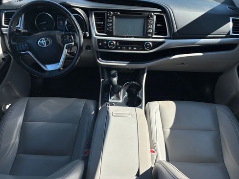 Used 2019 Toyota Highlander XLE AWD/4WD image 12