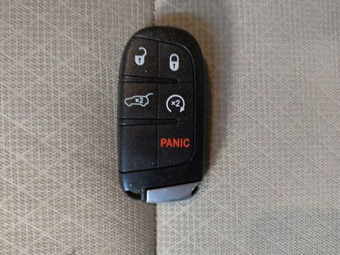 Used 2018 Jeep Grand Cherokee Laredo RWD image 32