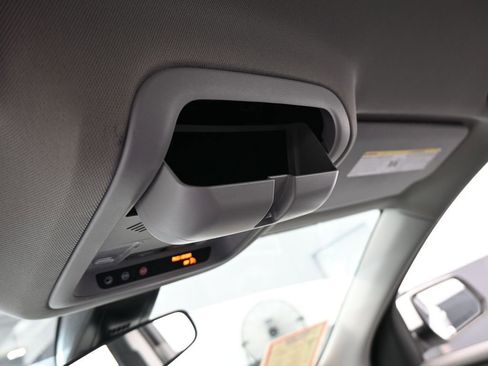 Used 2022 GMC Acadia SLE w/ Driver Convenience Package image 30