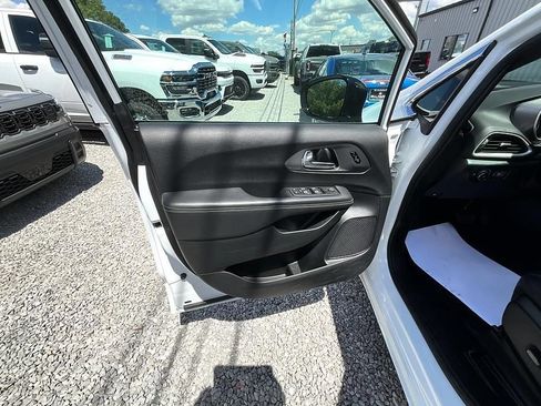 Used 2025 Chrysler Pacifica Select FWD image 11