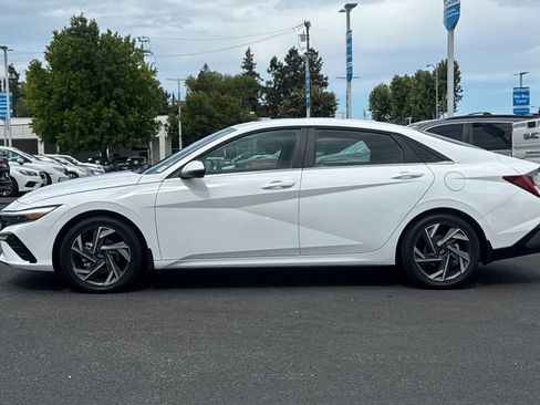 Used 2025 Hyundai Elantra Limited FWD image 2