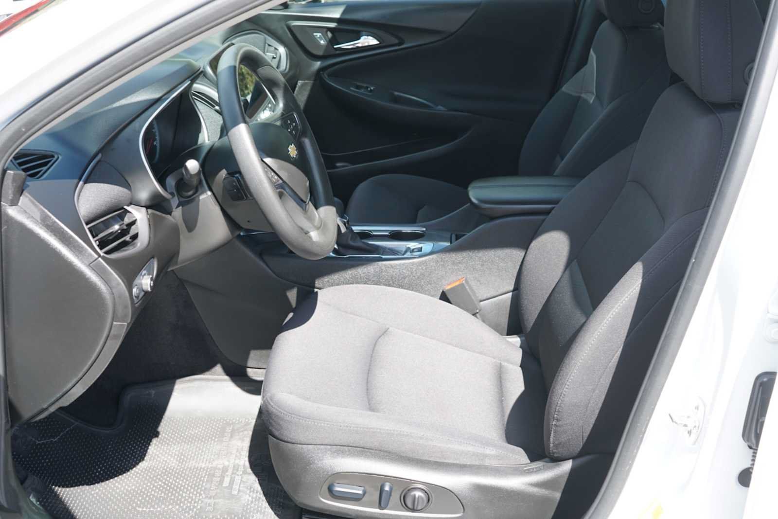 Used 2025 Chevrolet Malibu LT FWD image 8