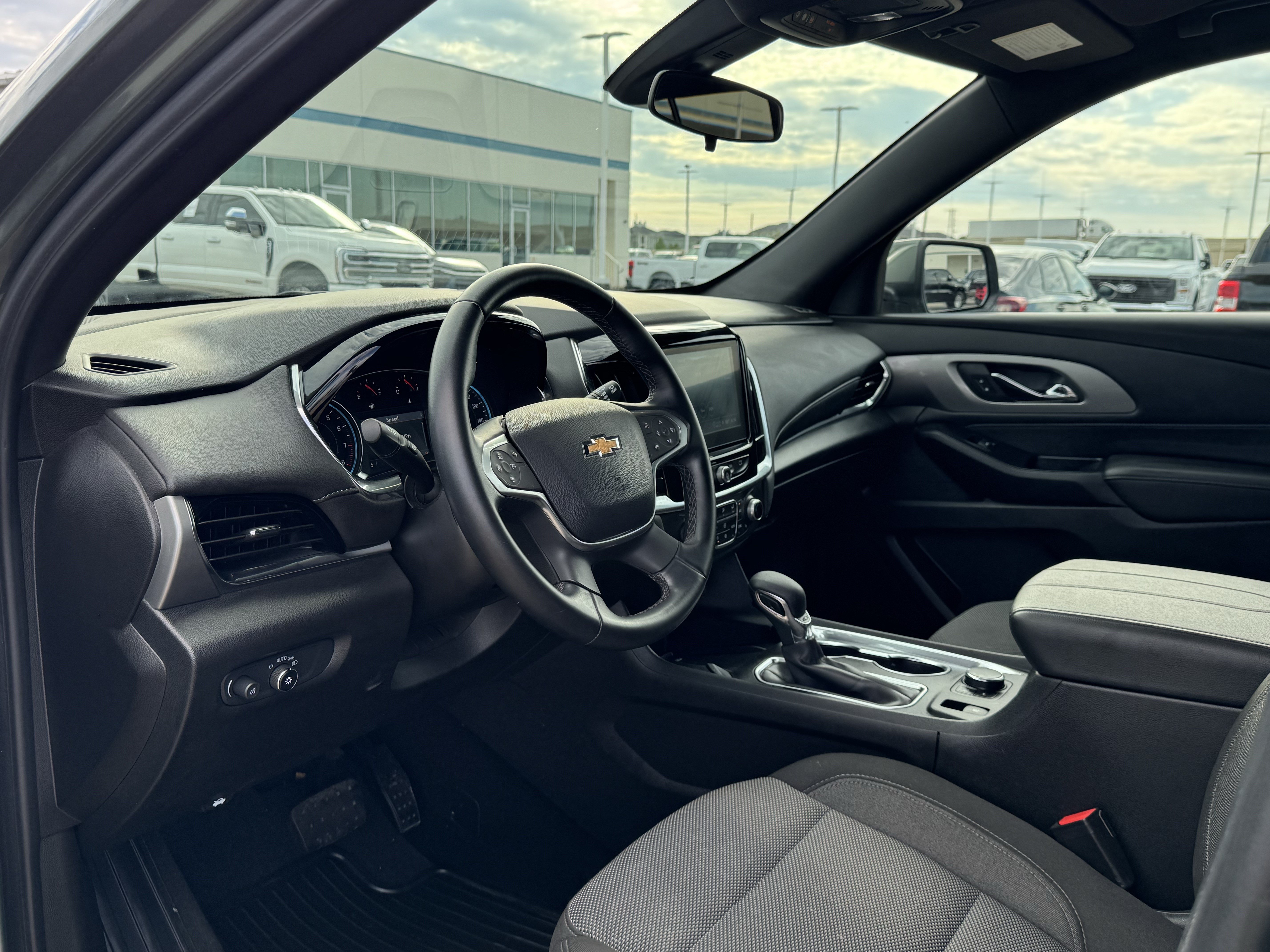 Used 2023 Chevrolet Traverse LT FWD image 16