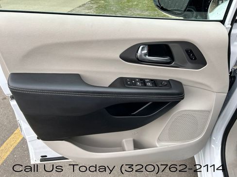 Used 2024 Chrysler Pacifica Touring-L FWD image 12
