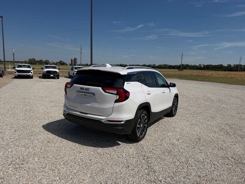 Used 2022 GMC Terrain SLT w/ Infotainment Package II FWD image 3