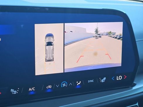 Used 2025 Chevrolet Traverse LT w/ Driver Confidence Package FWD image 19