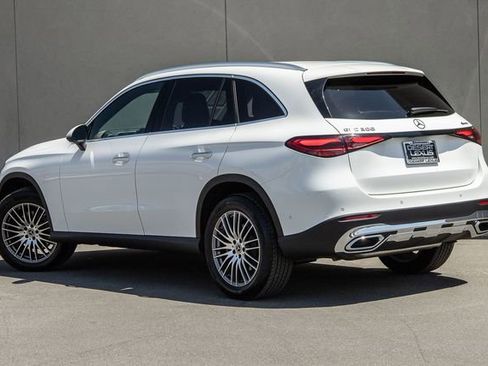 Used 2025 Mercedes-Benz GLC 300 4MATIC image 3