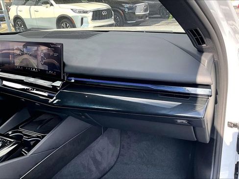 Used 2025 BMW 530i w/ Premium Package RWD image 22