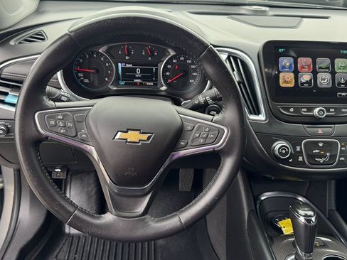 Used 2018 Chevrolet Malibu LT w/ Leather Package FWD image 17
