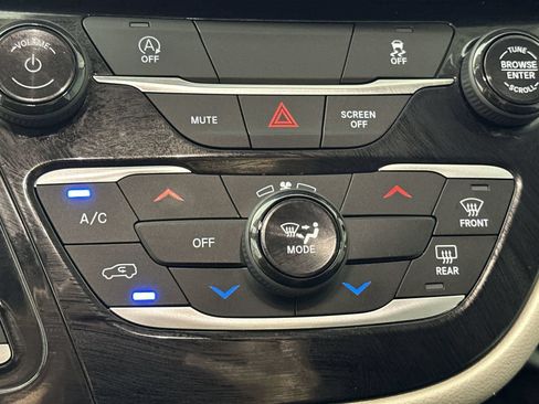 Used 2023 Chrysler Voyager LX FWD image 19