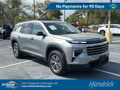 Used 2025 Chevrolet Traverse LT