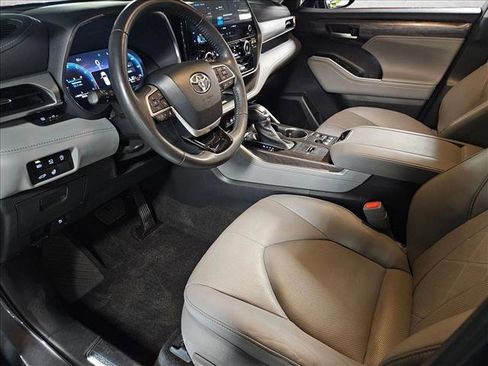 Used 2023 Toyota Highlander Platinum FWD image 9