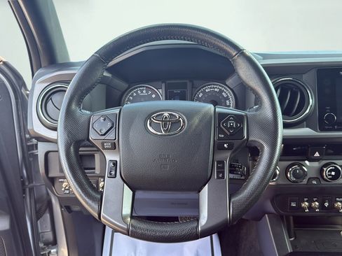 Used 2018 Toyota Tacoma TRD Sport AWD/4WD image 19