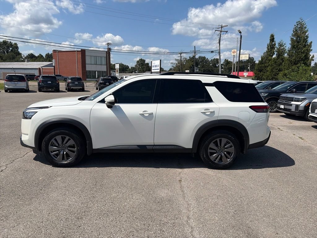 Used 2024 Nissan Pathfinder SV w/ SV Premium Package AWD/4WD image 3
