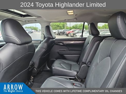 Used 2024 Toyota Highlander Limited FWD image 19