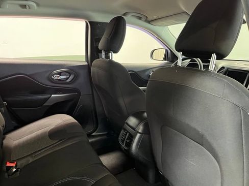Used 2019 Jeep Cherokee Latitude w/ Popular Appearance Group FWD image 14