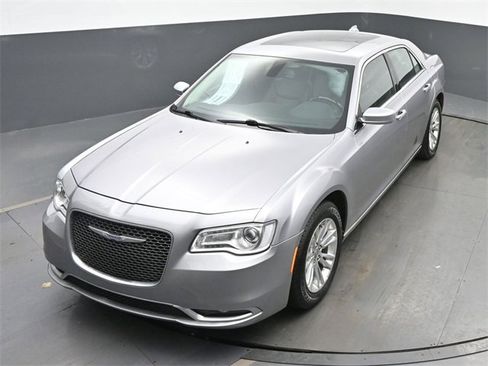 Used 2017 Chrysler 300 C image 38