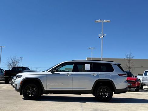 Used 2025 Jeep Grand Cherokee L Altitude image 7