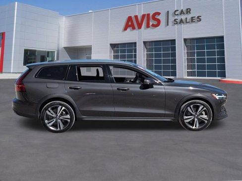 Used 2025 Volvo V60 B5 Cross Country Plus AWD/4WD image 5