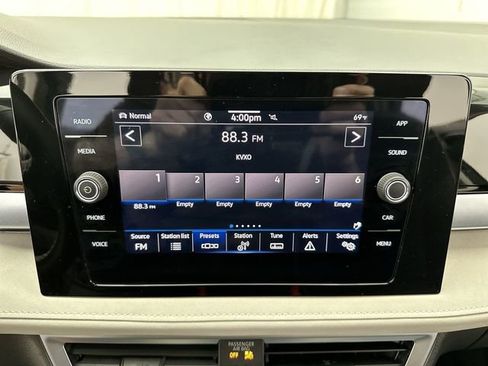 Certified 2025 Volkswagen Taos SE image 18