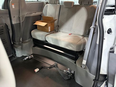 Used 2019 Toyota Sienna LE FWD image 14