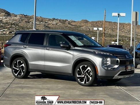 Used 2024 Mitsubishi Outlander SE image 1