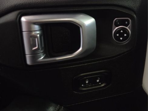 Used 2020 Jeep Gladiator Overland AWD/4WD image 18