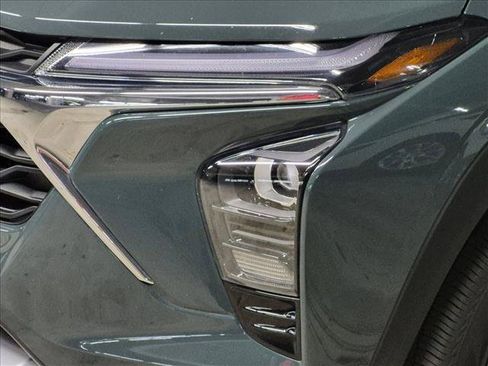Used 2025 Chevrolet Trax LT FWD image 9
