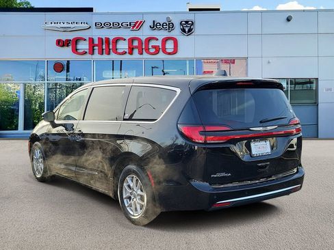 Used 2024 Chrysler Pacifica Touring-L image 3
