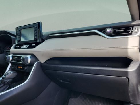 Used 2019 Toyota RAV4 XLE Premium image 21