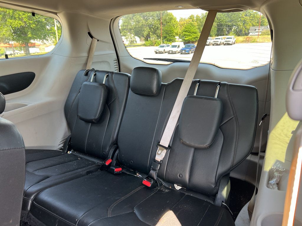 Used 2017 Chrysler Pacifica Touring-L FWD image 11