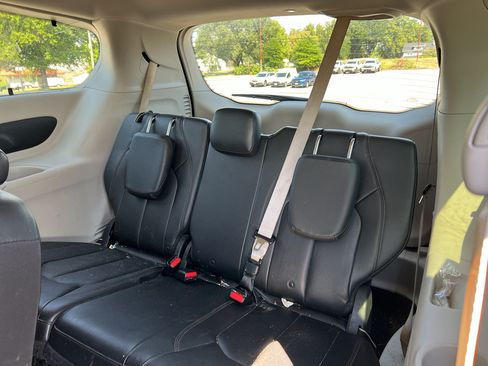 Used 2017 Chrysler Pacifica Touring-L FWD image 11