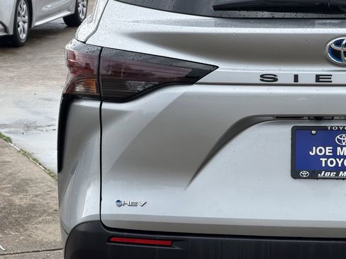 Used 2025 Toyota Sienna LE FWD image 10