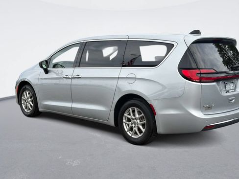Used 2024 Chrysler Pacifica Touring-L FWD image 6