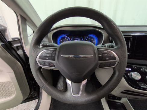 Certified 2017 Chrysler Pacifica Touring w/ Tire & Wheel Group image 22