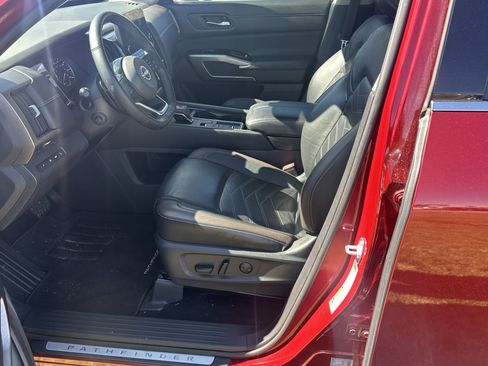 Used 2022 Nissan Pathfinder Platinum w/ Cargo Package image 9