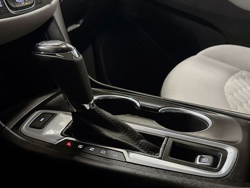 Used 2020 Chevrolet Equinox LS image 19