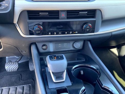 Used 2024 Nissan Rogue SV AWD/4WD image 31