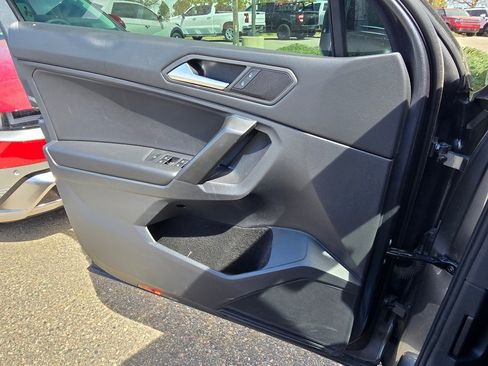 Used 2021 Volkswagen Tiguan SE w/ Panoramic Sunroof Package image 16