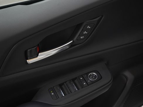 Used 2025 Toyota Prius Plug-In Hybrid image 19