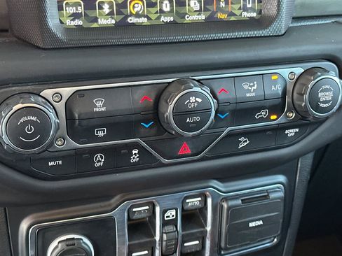 Used 2019 Jeep Wrangler Unlimited Sahara image 21