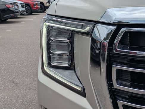 Used 2021 GMC Yukon XL SLT w/ SLT Premium Package AWD/4WD image 9