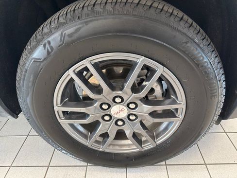 Used 2025 GMC Acadia Elevation image 9