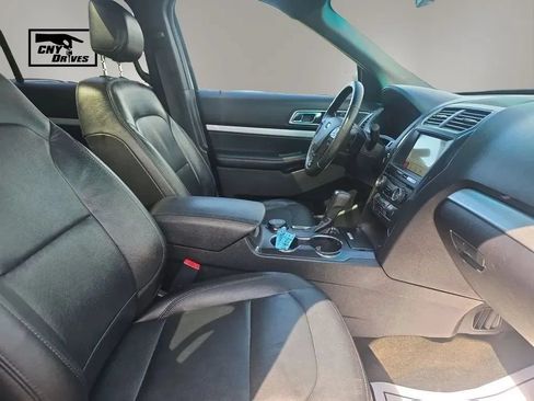 Used 2017 Ford Explorer XLT w/ Equipment Group 202A AWD/4WD image 12