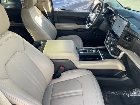 Used 2024 Ford Expedition Limited image 9
