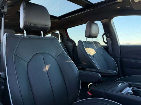 New 2026 Chrysler Pacifica Limited image 19