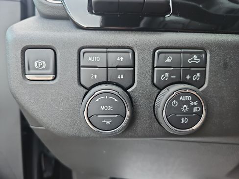 Used 2025 Chevrolet Silverado 2500 ZR2 w/ Technology Package AWD/4WD image 26