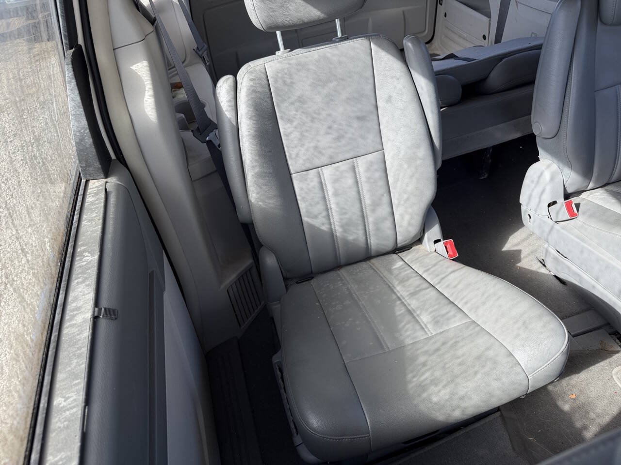 Used 2009 Chrysler Town & Country Touring FWD image 23
