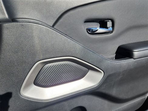 Used 2024 Nissan Frontier SV w/ SV Convenience Package image 18